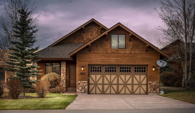 Harris Hawk Cabin with AC and Hot Tub