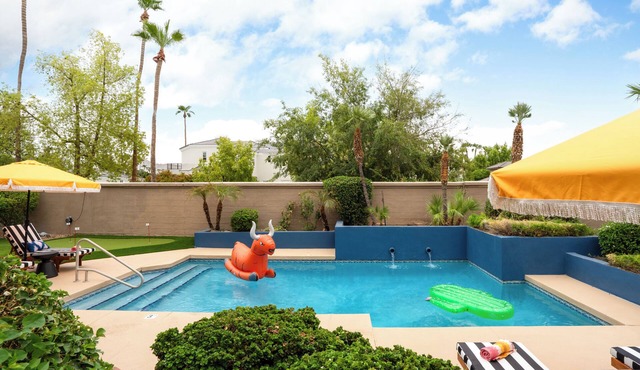 Heated Pool. Spacious Home w Lake Views. Sleeps 16 with tons of entertainment! in Gilbert