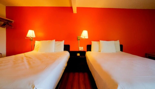 Hermiston Room for Families & Pros — Near Shops, Easy Free Onsite Parking Nearby