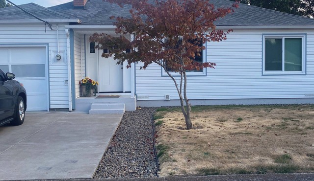 Hidden Gem close to I-5, 10 min. to downtown 2 bedroom w/AC in charming Salem OR
