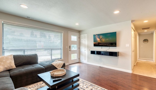 Hidden Gem of Renton ❇ 4 BD/2 BA Home ❇ Glam Bath