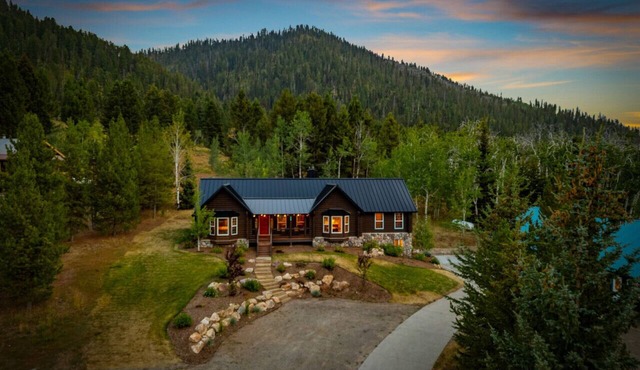 Hidden Pines | Yellowstone, Hot Tub, Game Room, Sleeps 21
