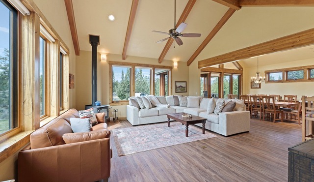 High Lowe- Gorgeous Retreat, Hot Tub, A/C, Views, Ponds, Ping Pong, BBQ!