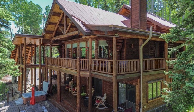 High Noon Lodge - Ski Ranches 5 bedroom, 3 bath private hot tub and seclusion