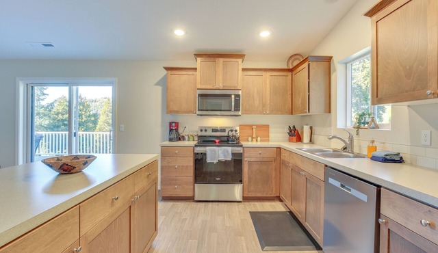 Hike, Bike & Ski: Oakridge Home ~ 3 Mi to Trails!