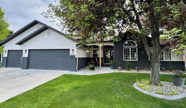 Hillcrest House. Central Location with outdoor Oasis and Hot Tub