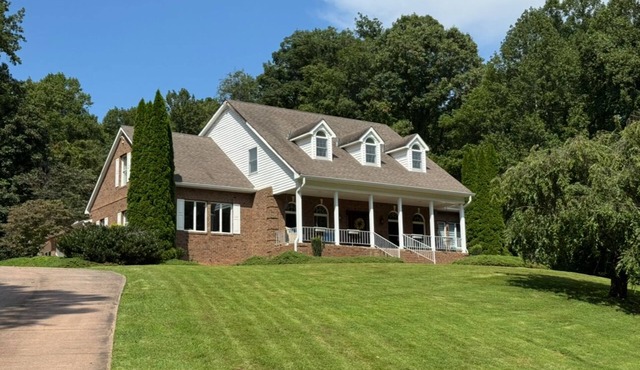 Hilltop Haven-Spacious 6-bedroom house sleeps 10 with pool table near Asheville in Fairview