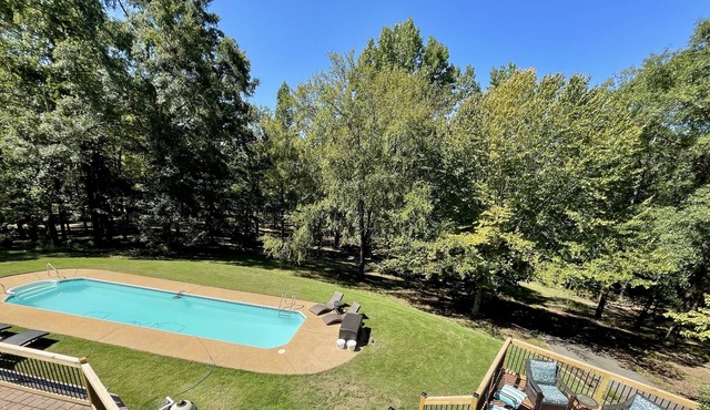 Hilltop Hideaway-Family friendly gem-swimming pool, hot tub, games & more!