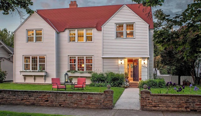 Historic Downtown Baker City Home with firepit, walk everywhere!.