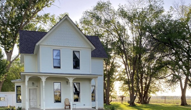 Historic Spring Creek Farmhouse-Pet Friendly!