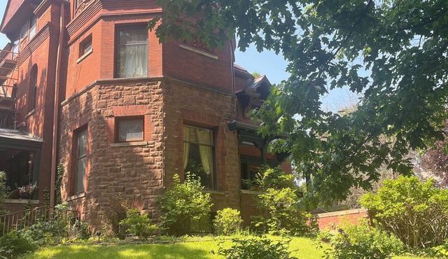 Historic Victorian - 2 queen size beds, with kitchen, WiFi, AC, TV.