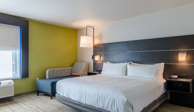 Holiday Inn Express & Suites Atchison by IHG