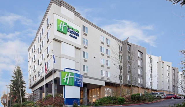 Holiday Inn Express & Suites Seattle-Sea-Tac Airport by IHG