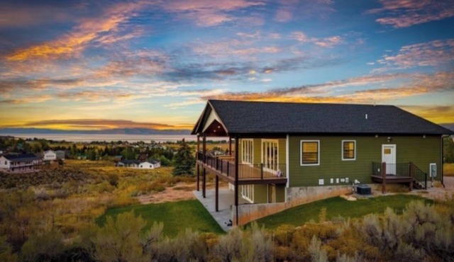 Holiday Retreat-Covered Deck, Lake View, Hot Tub, Ideal Beach, Game Rm & More!