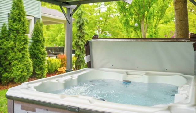Home away from Home-Hot Tub Kayaks Beach Cruisers BBQ Ideal Family Gatherings