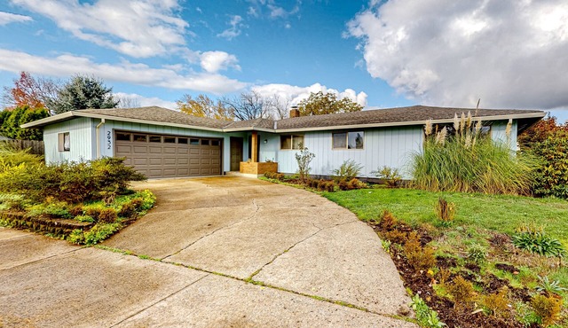 Home near downtown with two living areas, patio, grill, streaming, & AC