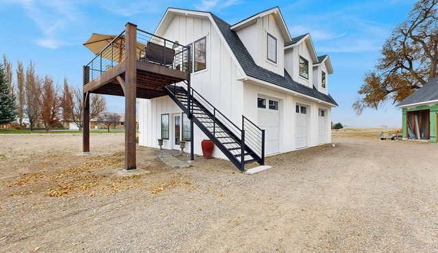 Home w/Farmstyle Loft & Views, Mins to Dtwn