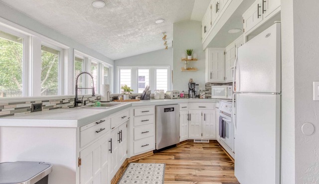 Home w/Garden Play structure, Hot Tub, Fireplace, Monmouth Family Retreat