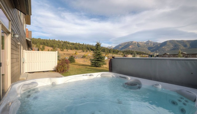 Home w/private hot tub & fireplace close to Town Center & Resort - Mountain to Meadow Ski Chalet