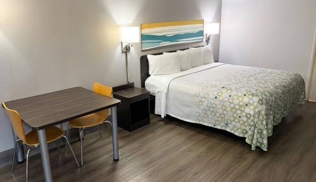 HomeTowne Studios by Red Roof Birmingham - Highway 280