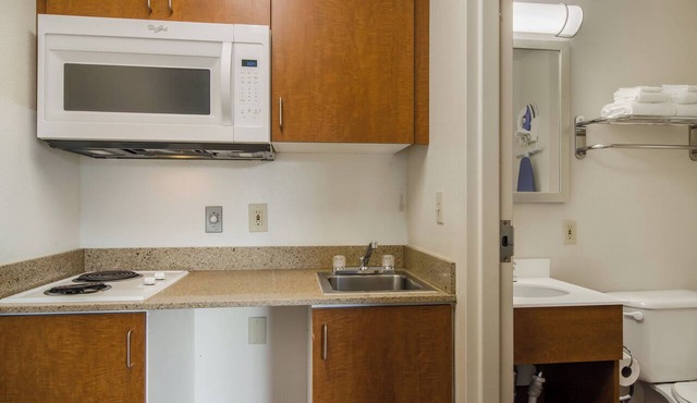 HomeTowne Studios By Red Roof Denver - Glendale/Cherry Creek in Glendale