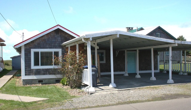 Hot Tub - 1/2 Block to the Beach - Family & Dog Friendly.