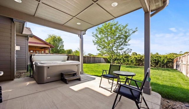 Hot Tub-Backyard-King-Parking-300Mbps