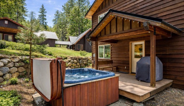Hot Tub | Firepit | BBQ | Community Beach | Dogs