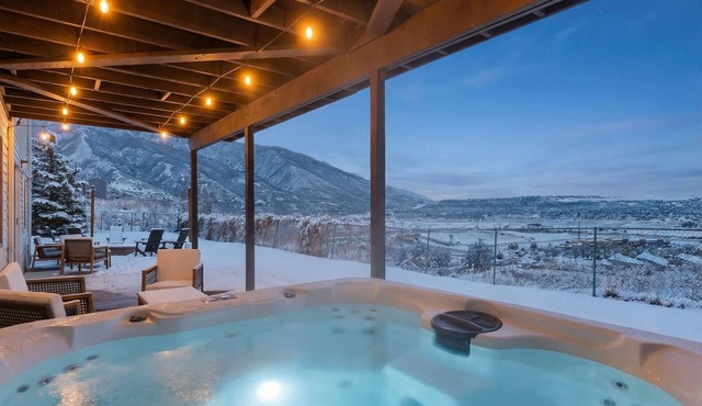 Hot Tub ~ FirePit ~ Scenic Views ~ Skiing ~ Lagoon