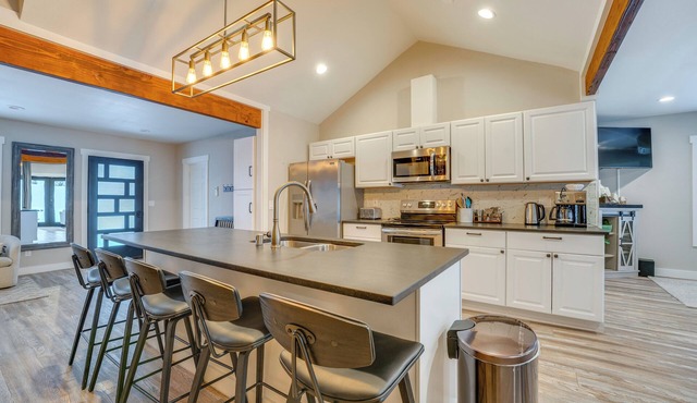 Hot Tub & Game Room! Chelan Getaway, Walk to Dtwn