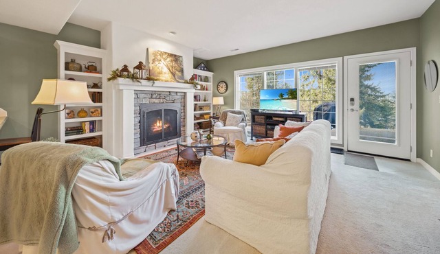 Hot Tub Hideaway - Views of Hayden Lake!