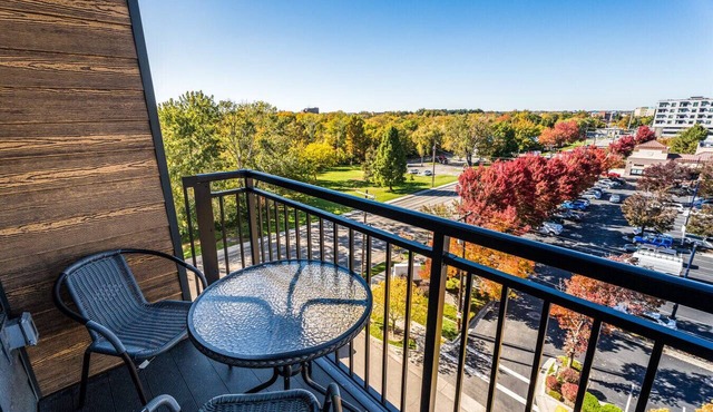Hot Tub, King Bed, Coffee Bar, Balcony