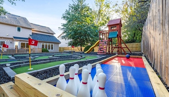 Hot Tub- Mini Golf- Movie Theater- Sauna- Gym- Bowling- Huge Game Room