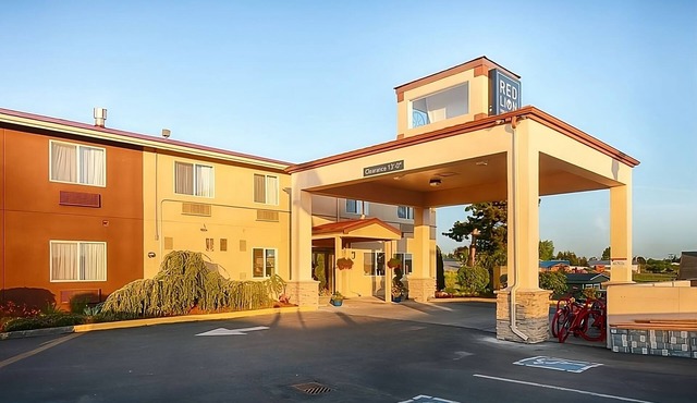 Hot Tub Unit in Red Lion Inn & Suites Sequim, Pool, Breakfast & Free Parking!