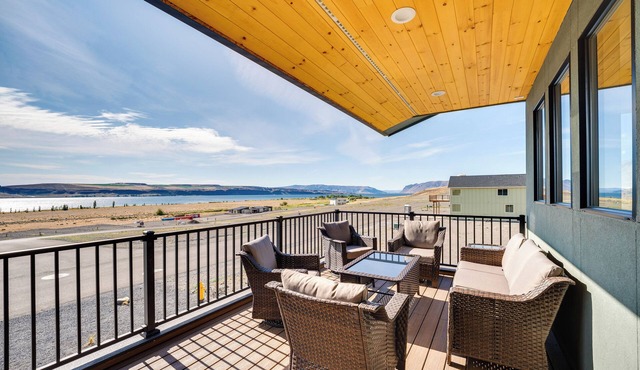 Hot Tub & Water Views: Vantage Family Retreat