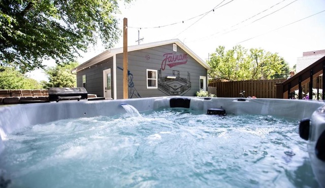 HotTub EpicGameRoom FirePit Farnam Fieldhouse