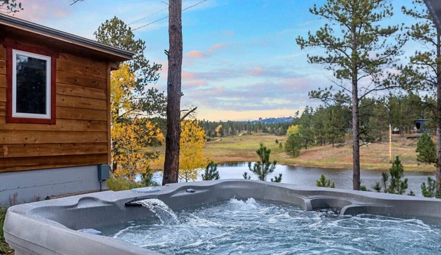 Hottub Hideaway: Firepit + Sauna + Views + Wildlife in Custer