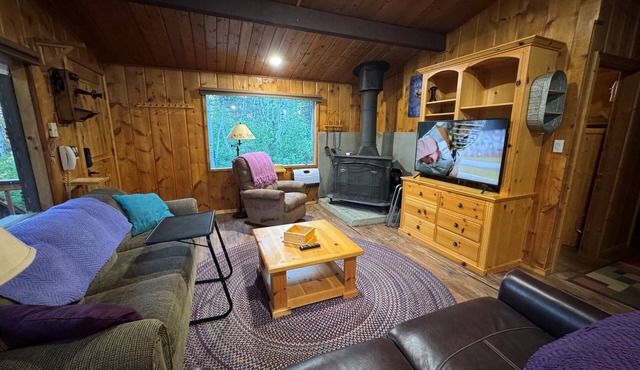 Huckleberry Hut | Cozy Fishing Cabin Near YNP