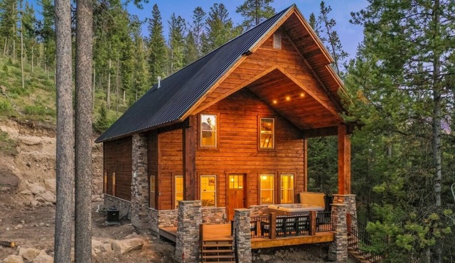 Huckleberry Ridge | Sleeps 24, Mins Yellowstone, Hot Tub, Fire Pit!
