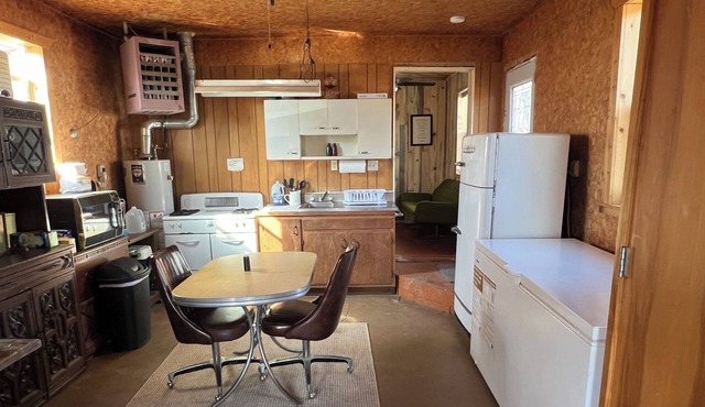Hunter's Paradise 2-bedroom cabin in McLaughlin
