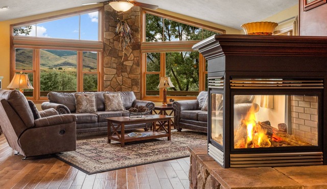 Hyalite House-Private Yellowstone River Front Home, 20 Acres & ponds