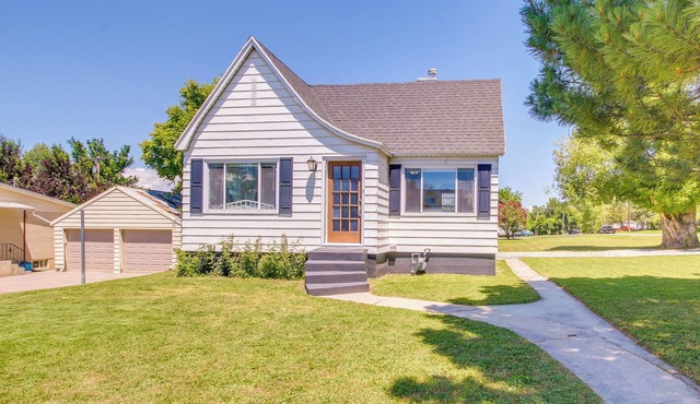 Hyde Park Home w/Fire Pit: Near Hiking Trails!