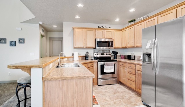 Ideal Location~Cozy~1600sqft~Pets Welcome~BBQ