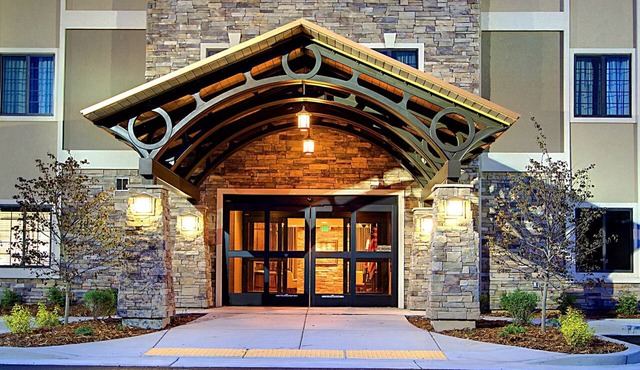 Ideal Location! Free Breakfast Buffet. Pool, Hot Tub & Waterslide. Near Salt Palace Convention Center!