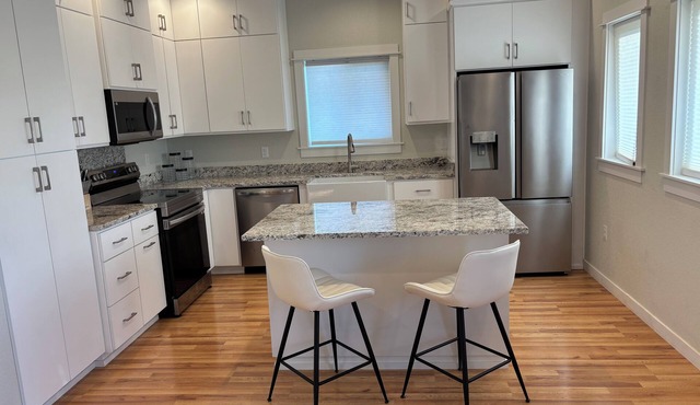 Immaculate and private 2-bedroom house, close to everything, pet friendly