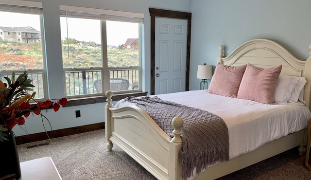 Immaculate Garden City Cabin - Stunning Bear Lake Views - sleeps 14!