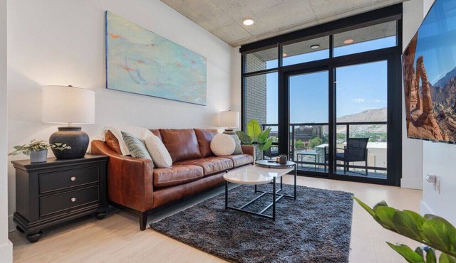 Impeccable1BSaltPalace+DeltaPoolSpaGymPrkg+Views