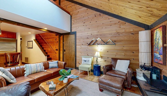 in Sunriver with SHARC amenities, washer&dryer, & dog-friendly