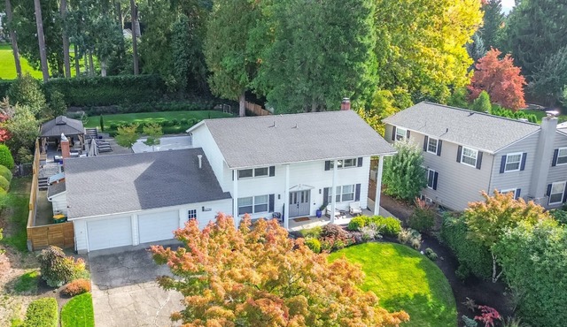 Incredible Family Getaway, Backyard Oasis w/Pool & Hot Tub, BBQ, Ping Pong, PS5, 7 Miles 2 Portland