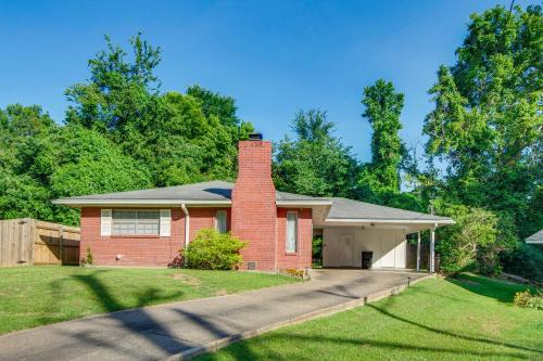 Inviting Vicksburg Home w/Patio + Charcoal Grill!